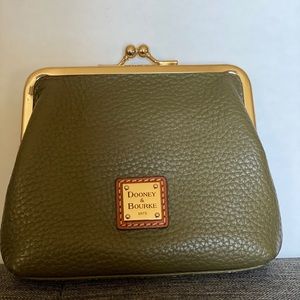 Dooney & Bourke PEBBLE GRAIN LARGE FRAMED PURSE